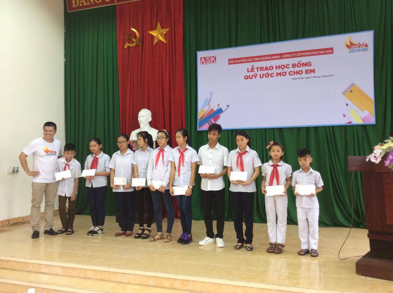 Ông Phạm Ngọc Anh- TGĐ công ty ASK tặng học bổng các em học sinh nghèo ASK